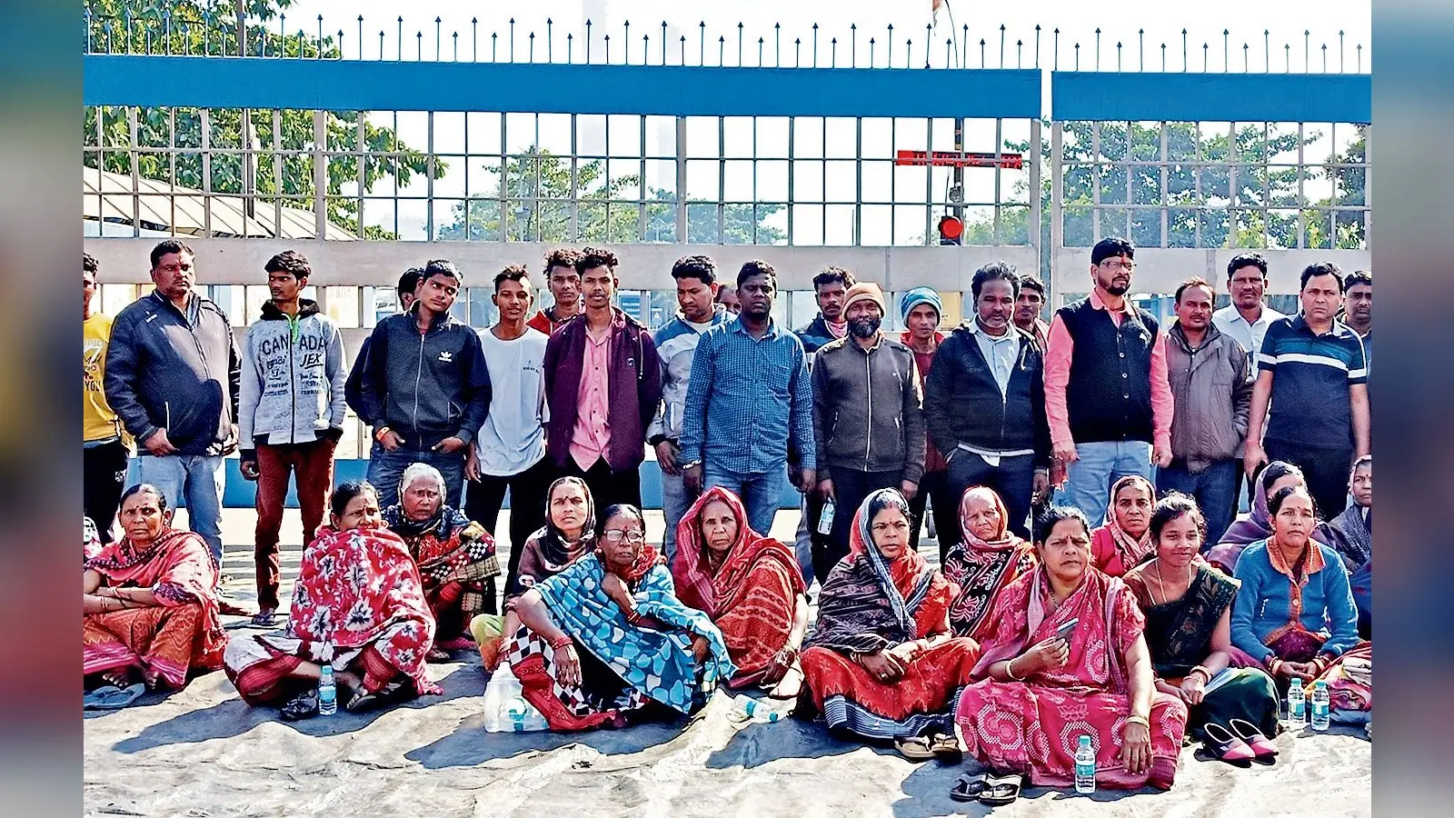 Jharsuguda News: भुरकामुंडा के ग्रामीणों ने छह घंटे बंद रखा वेदांता कारखाना का गेट