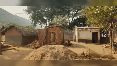 Saraikela News : आगइडांगरा के छह सबर परिवार झरने का पानी पीने को विवश