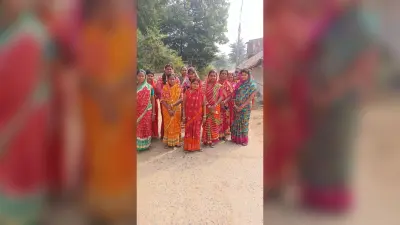 East Singhbhum News : मंइयां योजना की राशि के लिए प्रखंड कार्यालयों का चक्कर लगा रहीं महिलाएं