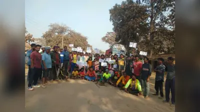Chaibasa News :अधूरी सड़क पर उड़ती धूल से नारकीय हुआ जीवन, ग्रामीणों का 72 घंटे का जाम शुरू