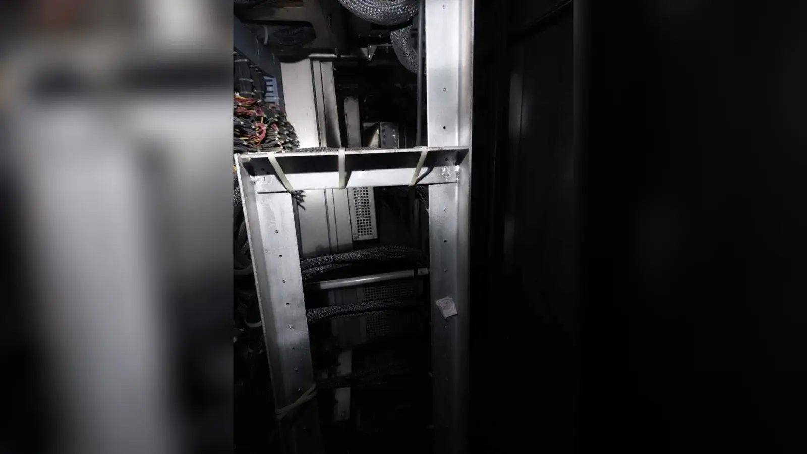अथमलगोला में मालगाड़ी के इंजन में लगी आग, पोर्टर ने लाल झंडी दिखा रोकी ट्रेन