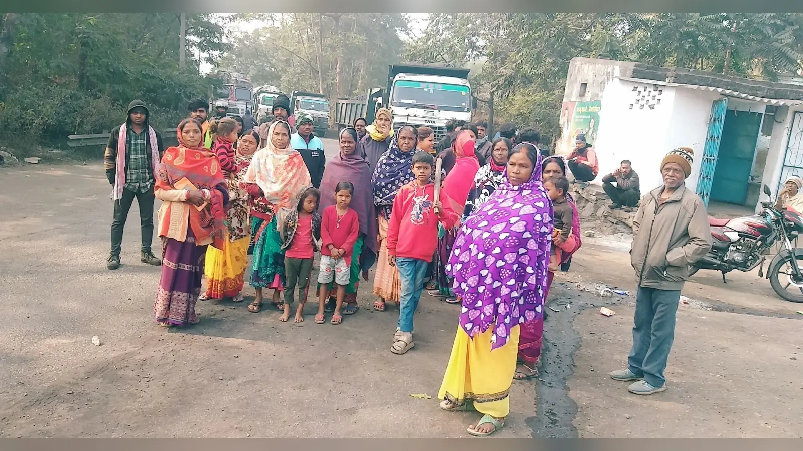 Bokaro News : ब्लास्टिंग से घरों में आयी दरारें, ग्रामीणों ने रोकी ट्रांसपोर्टिंग