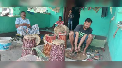 Saraikela News : झारखंड की सांस्कृतिक विरासत से जुड़े हैं मांदर व नगाड़े