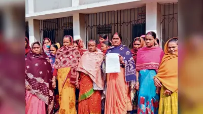 अतिक्रमण हटाने की मांग को लेकर महिलाएं पहुंची कलेक्ट्रेट