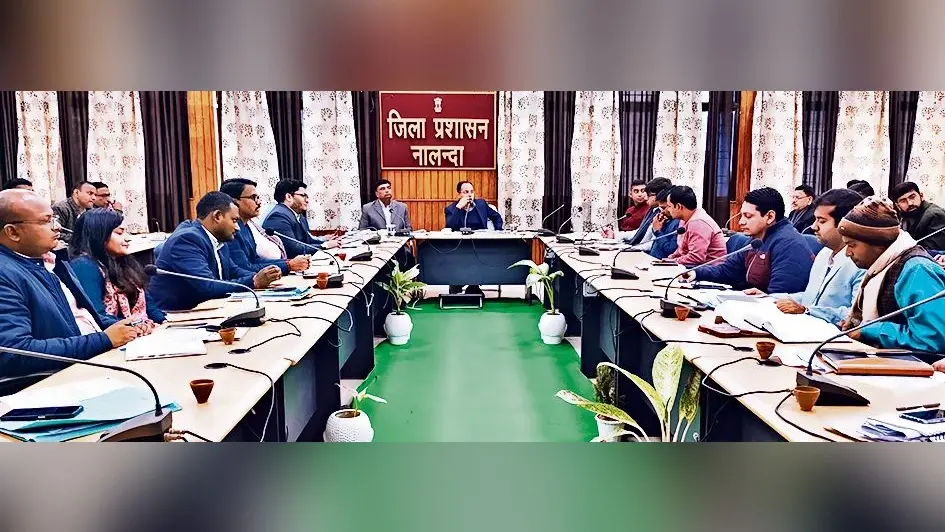 प्रशासनिक भवन निर्माण को लेकर भूमि चिह्नित कर उपलब्ध कराने का जिलाधिकारी ने दिया निर्देश
