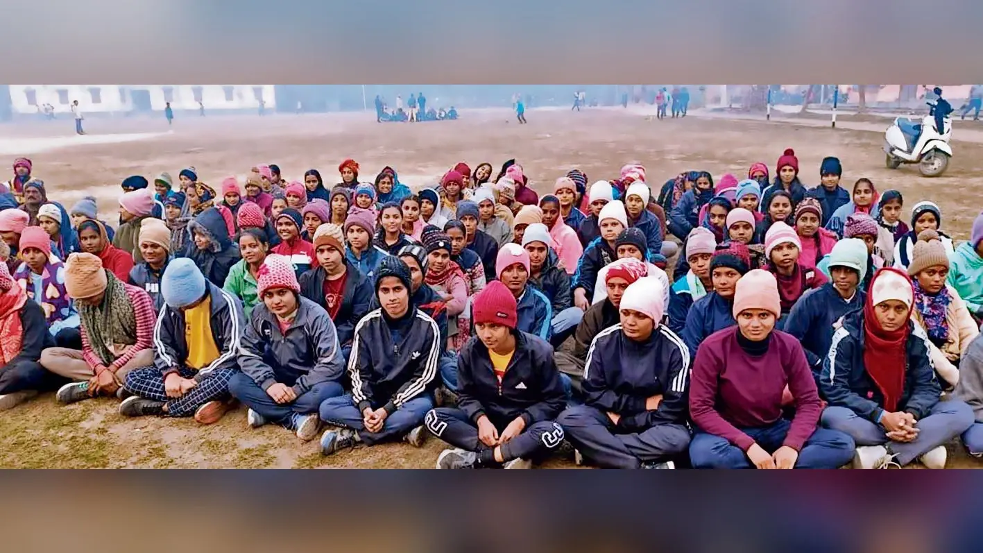 Chhapra News : कांस्टेबल और दारोगा बनने के लिए मैदान में रोज घंटों पसीना बहा रहीं बेटियां