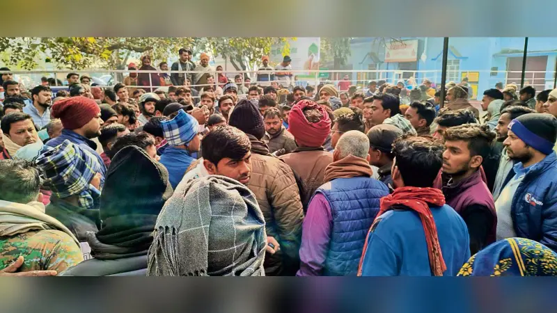Gopalganj News : शिक्षक की हत्या के बाद सदर अस्पताल में फूटा जनाक्रोश, पुलिस के खिलाफ की नारेबाजी