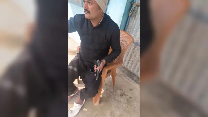 हथियार छोड़कर पुलिस के कब्जे से फरार वार्ड पार्षद के पति के विरुद्ध प्राथमिकी दर्ज