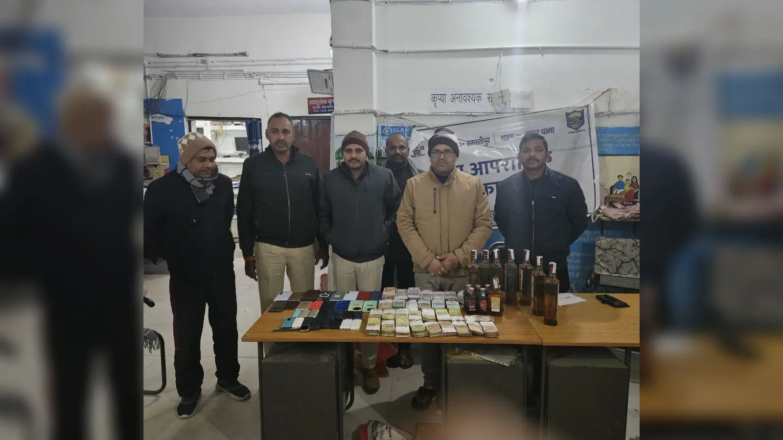 शराब के साथ तस्कर गिरफ्तार, 32 मोबाइल व 1 लाख 46 हजार नकद बरामद