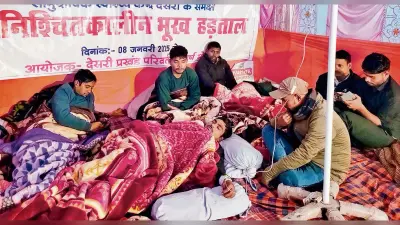 hajipur news. सीएचसी में स्वास्थ्य सेवा दुरुस्त करने की मांग को लेकर तीसरे दिन भी भूख हड़ताल जारी
