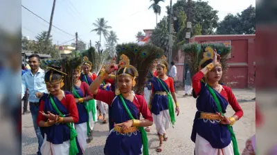 विभिन्न परिधानों में किलकारी के बच्चों ने निकाली प्रभातफेरी