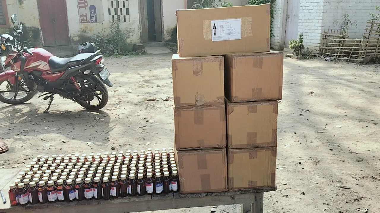 कार से 850 बोतल प्रतिबंधित कफ सिरप किया बरामद