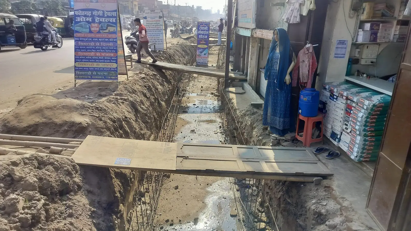 नाला निर्माण को ले खोदे गये गड्ढे से व्यापारी परेशान