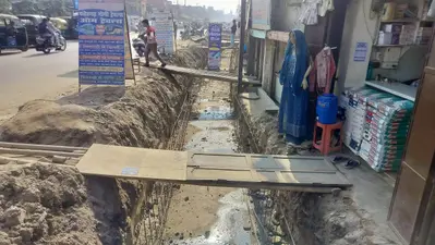 नाला निर्माण को ले खोदे गये गड्ढे से व्यापारी परेशान