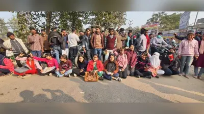 दर्जनों छात्राओं ने मांगों को लेकर किया सड़क जाम व प्रदर्शन