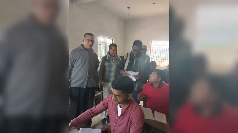 विश्वविद्यालय परीक्षा नियंत्रक ने स्नातक की चल रही परीक्षा का किया औचक निरीक्षण
