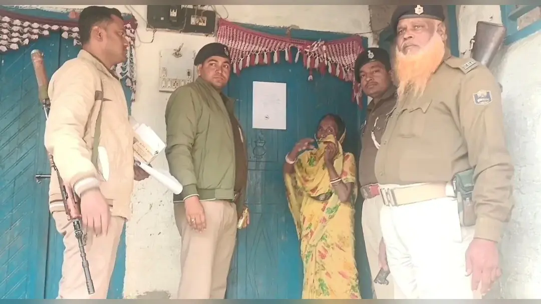 फरार अभियुक्त के घर चिपकाया इश्तेहार