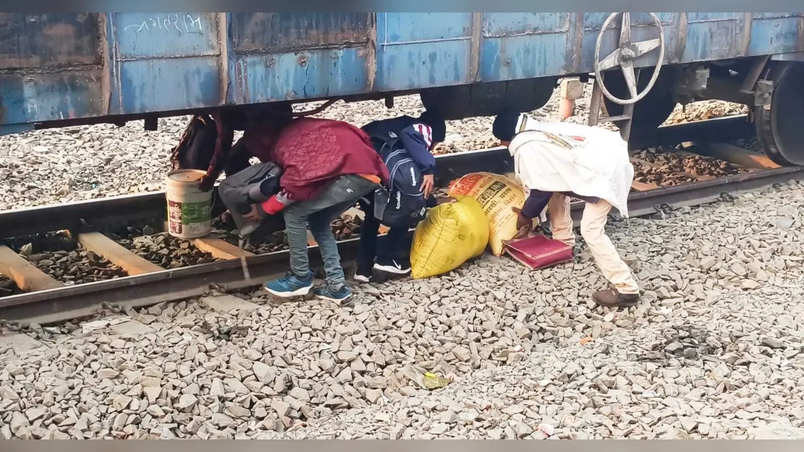 जान जोखिम में डाल पटरी पार करते हैं लोग, कभी भी हो सकता हादसा