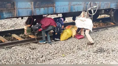 जान जोखिम में डाल पटरी पार करते हैं लोग, कभी भी हो सकता हादसा