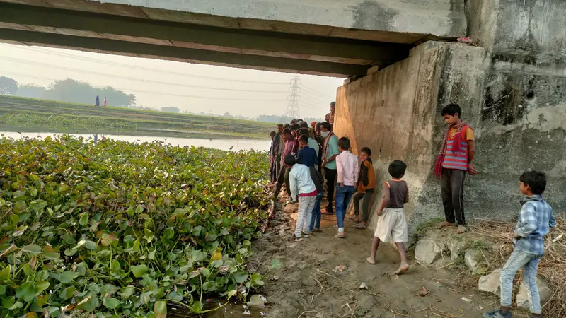 पुल के नीचे मिला अज्ञात महिला का शव, जांच में जुटी पुलिस