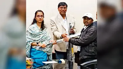Jharsuguda News: झारसुगुड़ा के आधा दर्जन स्कूलों में हॉकी किट वितरित