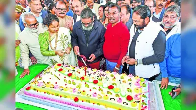 Ranchi news : गुरुजी शिबू सोरेन के जन्मदिन पर हेमंत ने 81 पाउंड का केक काटा