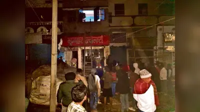 कपड़े के गोदाम में लगी आग, लाखों की क्षति
