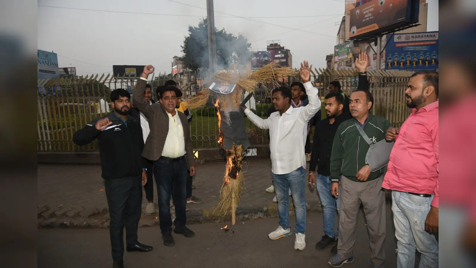 Jamshedpur news. एलएंडटी के चेयरमैन का इंटक समेत तमाम मजदूर संगठनों ने फूंका पुतला