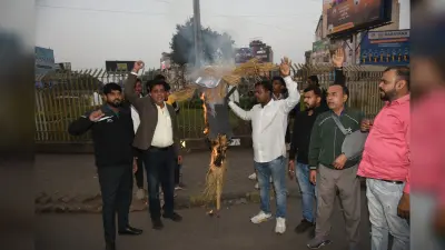 Jamshedpur news. एलएंडटी के चेयरमैन का इंटक समेत तमाम मजदूर संगठनों ने फूंका पुतला