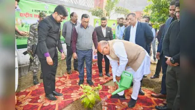 Giridih News: विस अध्यक्ष ने समाहरणालय परिसर में किया पौधरोपण