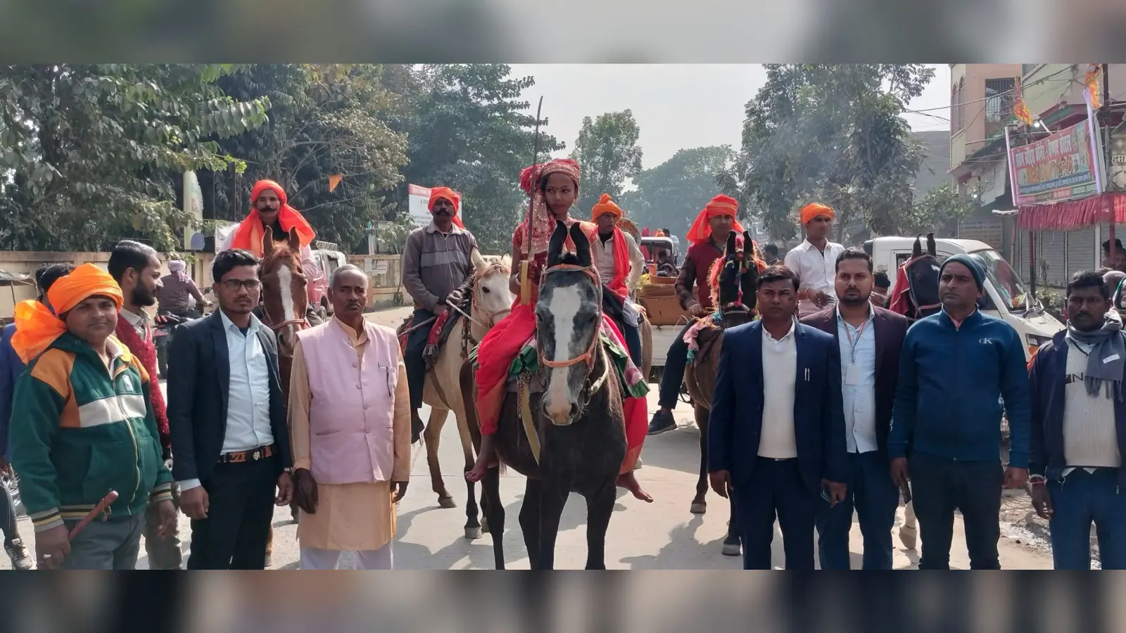 युवा दिवस के अवसर पर छात्र-छात्राओं ने निकाली झांकी, आकर्षण का केंद्र रहा घुड़सवार दस्ता