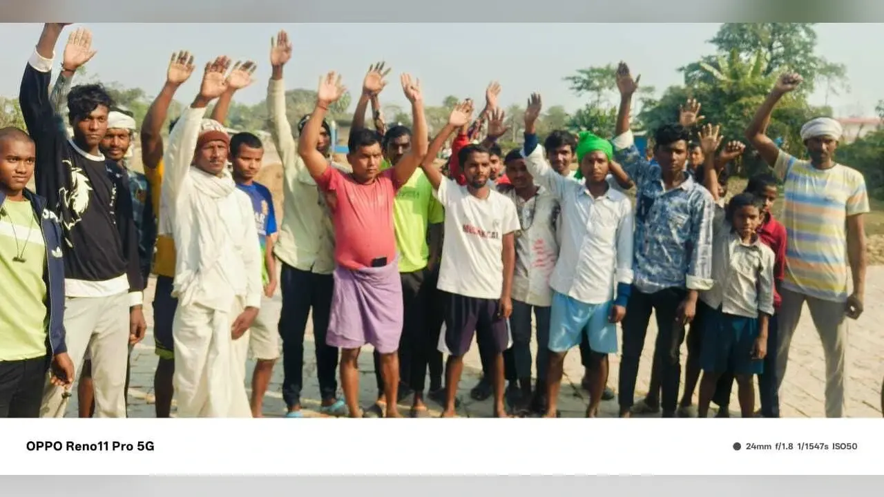 खेल मैदान में बास्केटबॉल कोट निर्माण कार्य को ग्रामीणों ने रोका