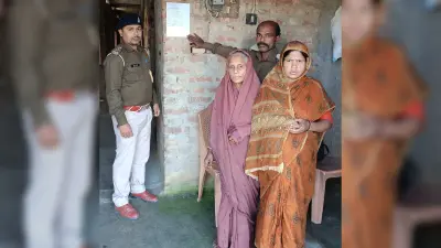 दो वारंटी के घर चिपकाया इश्तेहार