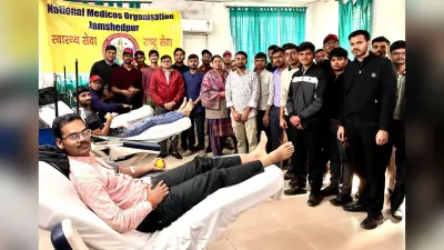 Jamshedpur News : राष्ट्रीय युवा दिवस के अवसर पर डॉक्टरों ने किया रक्तदान