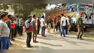 hajipur news. ट्रक की टक्कर से कार का अगला हिस्सा क्षतिग्रस्त