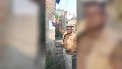 फरार वारंटी के घर पुलिस ने चिपकाया इश्तेहार
