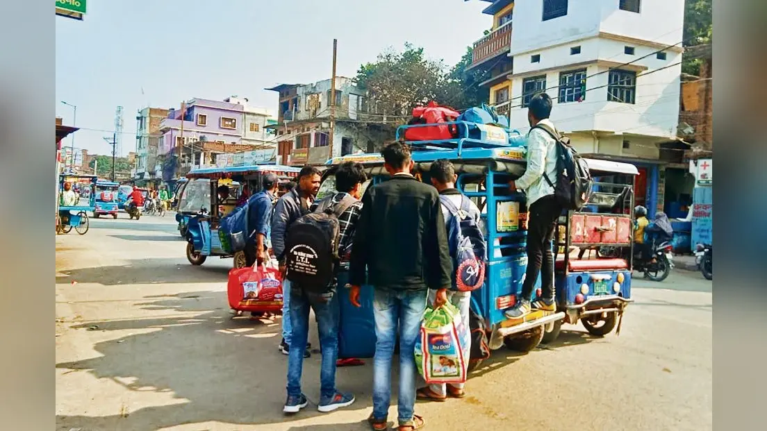 Chapra News : नियमों की अनदेखी कर इ-रिक्शा और ऑटो का परिचालन कर रहे हैं चालक