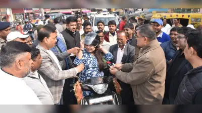 Bokaro News : पुत्र की याद में आठ साल में बांटे साढ़े तीन हजार हेलमेट