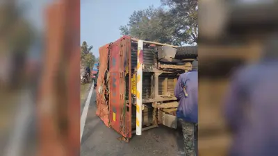 East Singhbhum News : पटमदा मेन रोड पर अंडा लदा ट्रक पलटा, चालक घायल