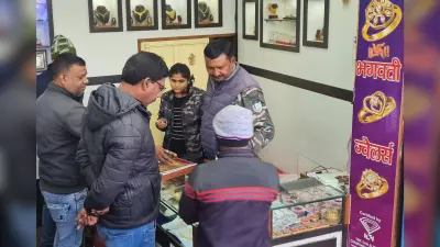 Dhanbad News:राजगंज में ज्वेलरी दुकान का शटर उखाड़ कर चोरी