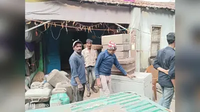 Dhanbad News: रेलवे के नोटिस के बाद स्वयं दुकान-मकान खाली करने लगे लोग