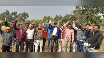 Dhanbad News:गैर आबाद खाते की जमीन पर कब्जा के विरोध में ग्रामीणों ने किया प्रदर्शन