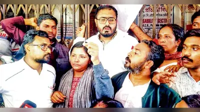 वामो ने सुपर के कार्यालय पर जड़ा ताला, भाजपा ने जलायी मुख्यमंत्री की तस्वीर