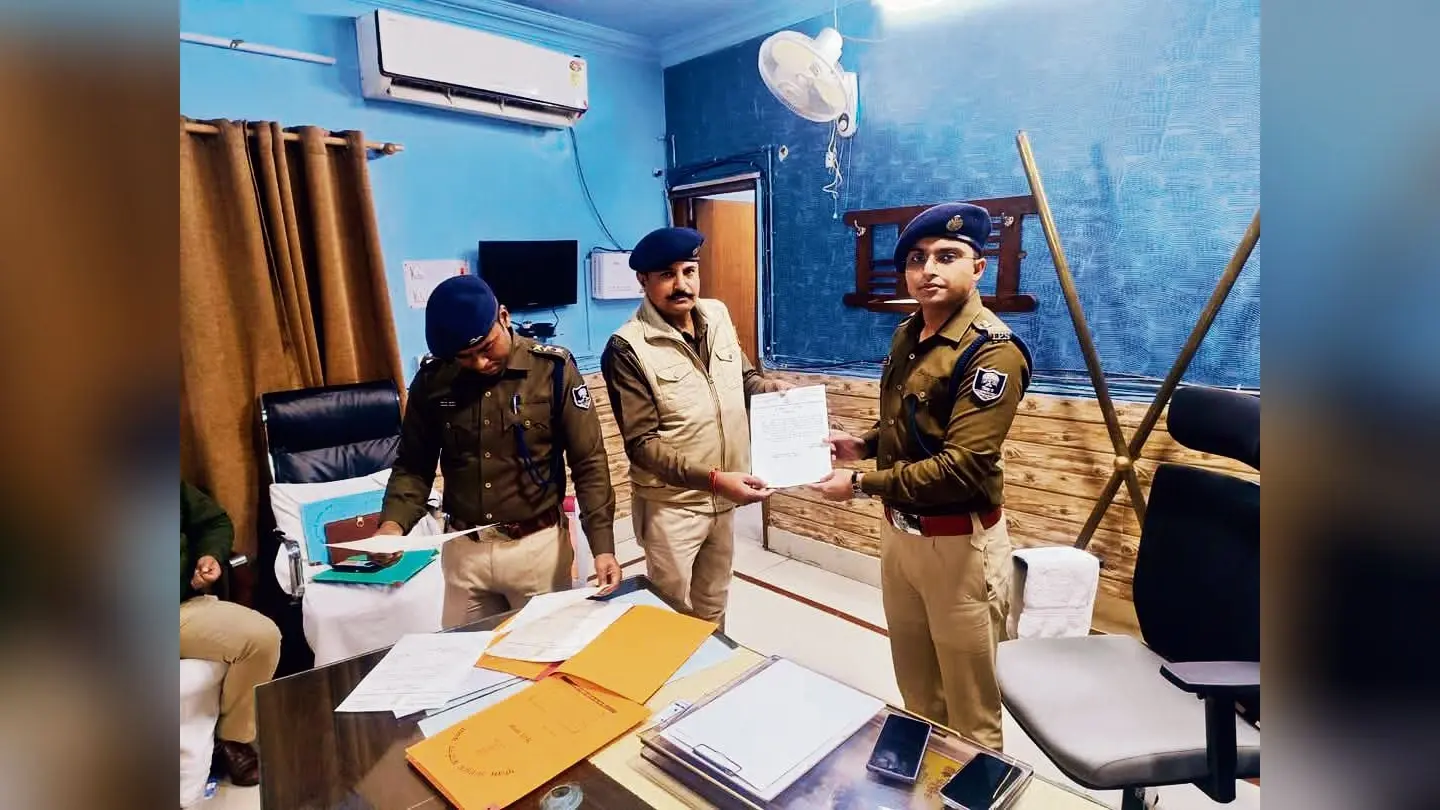 Buxar News: बेहतर कार्य करने वाले नौ थानाध्यक्ष हुए सम्मानित