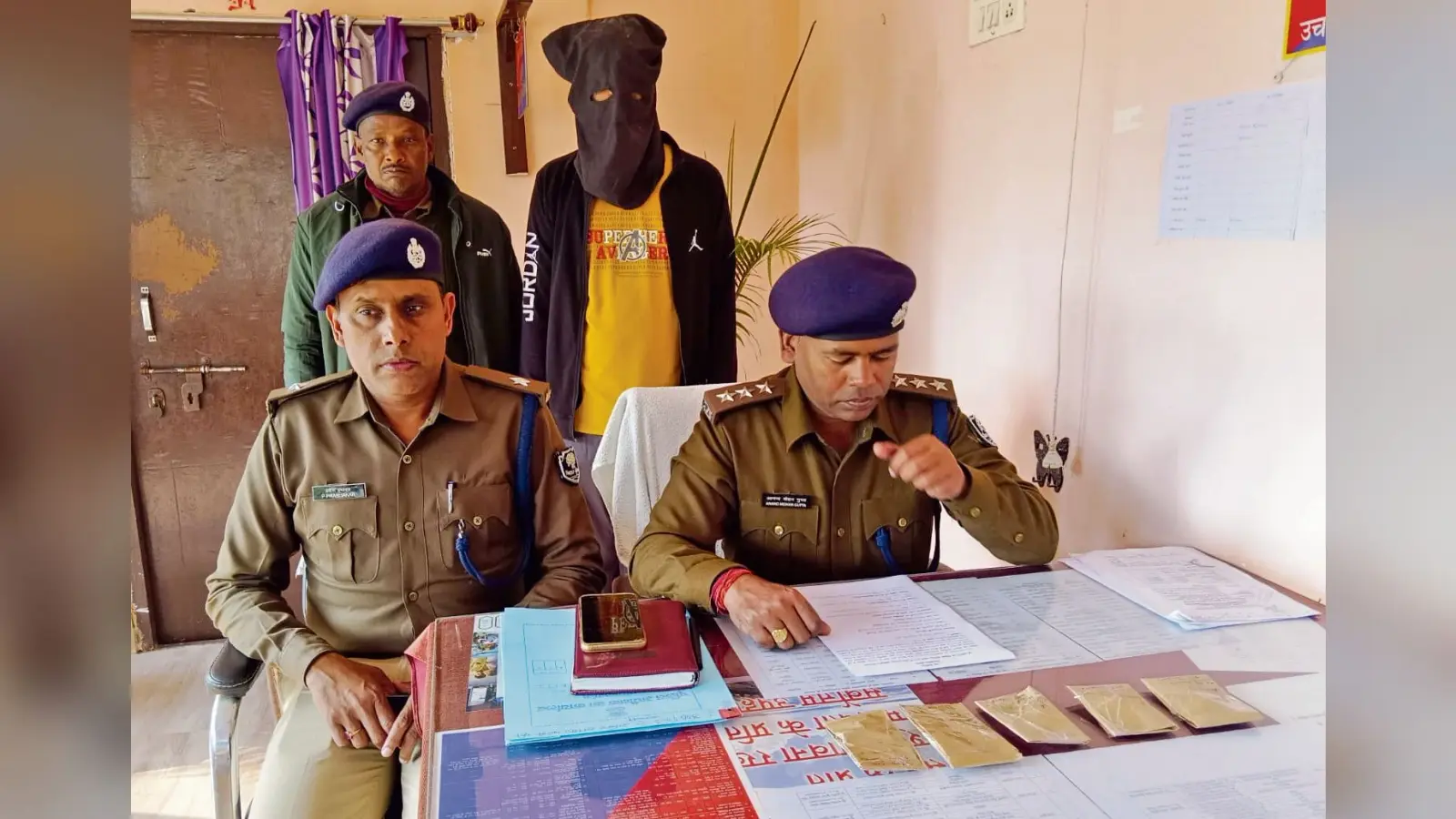 Gopalganj News : शिक्षक हत्याकांड में कुख्यात अक्षय यादव की गिरफ्तारी के लिए यूपी व दियारे में छापेमारी