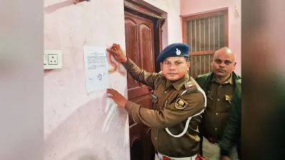 Gopalganj News : राजेंद्र बस स्टैंड की जमीन की फर्जी जमाबंदी में बर्खास्त राजस्व कर्मचारी के घर पर पुलिस ने चिपकाया इश्तेहार