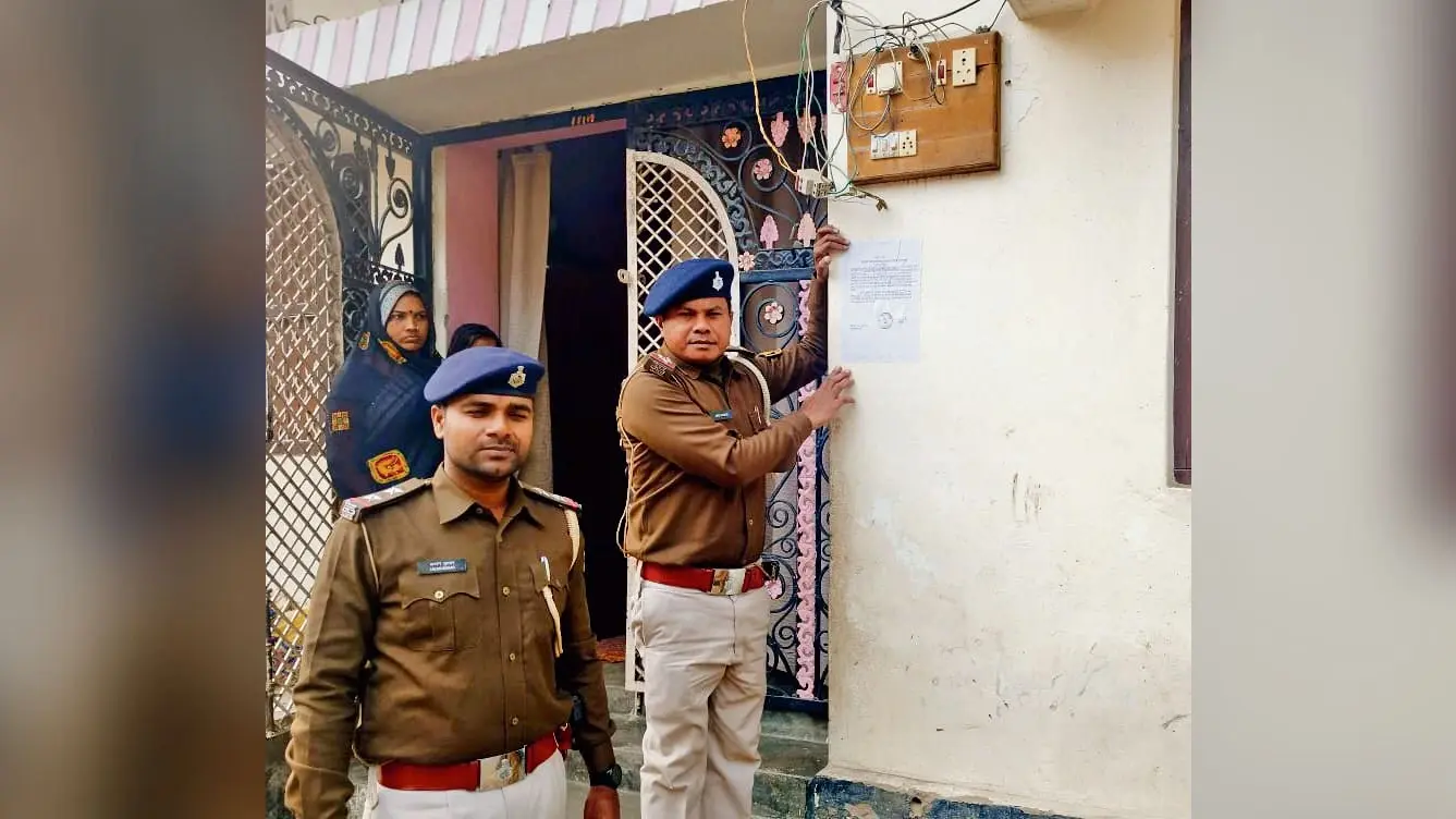 Gopalganj News : डुगडुगी बजाकर सीवान और गोपालगंज के फरार अपराधियों के घर पुलिस ने चिपकाया इश्तेहार