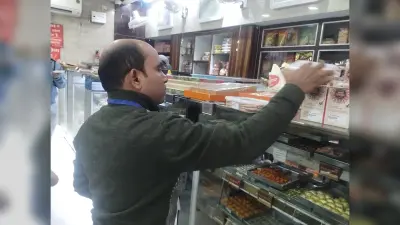 Jamshedpur News : खाद्य विभाग ने प्रतिष्ठानों से लिया नमूना, मिलावट की पुष्टि हुई तो…