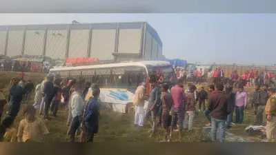 सवारी लदी बस गड्ढे में गिरी, आधा दर्जन पैसेंजर जख्मी