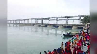 पौष पूर्णिमा के अवसर पर श्रद्धालुओं कोसी नदी में लगायी डुबकी
